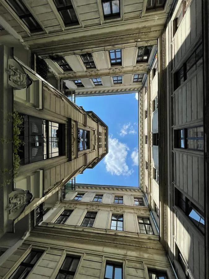 A5 Apartment - Budapest - Hostaid