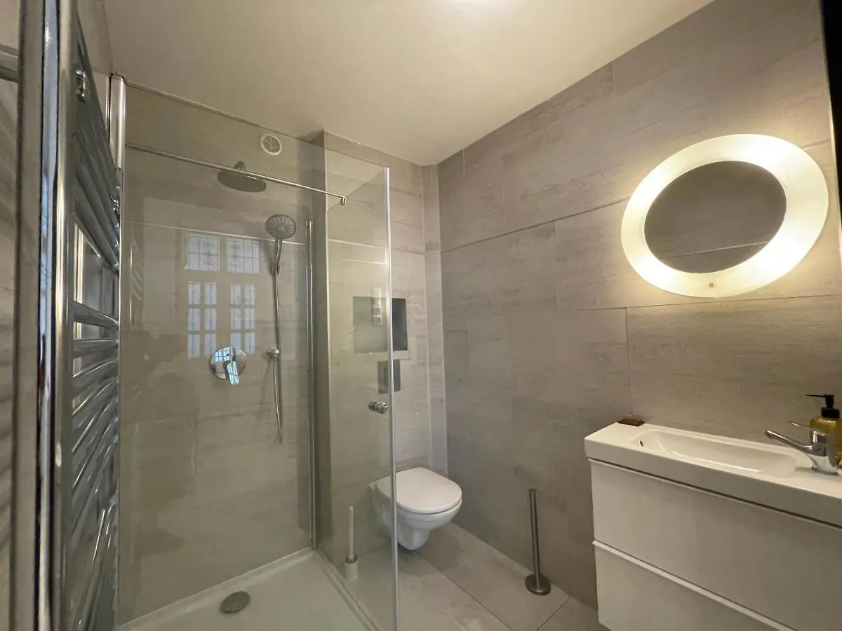 A5 Apartment - Budapest - Hostaid
